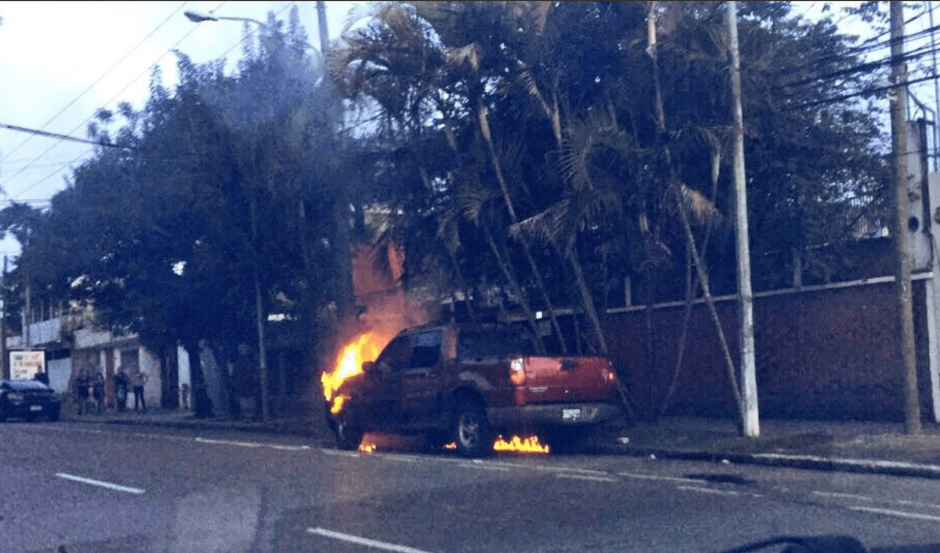 Un vehículo se incendió en la zona 9. (Foto: Twitter/Amílcar Montejo) 
