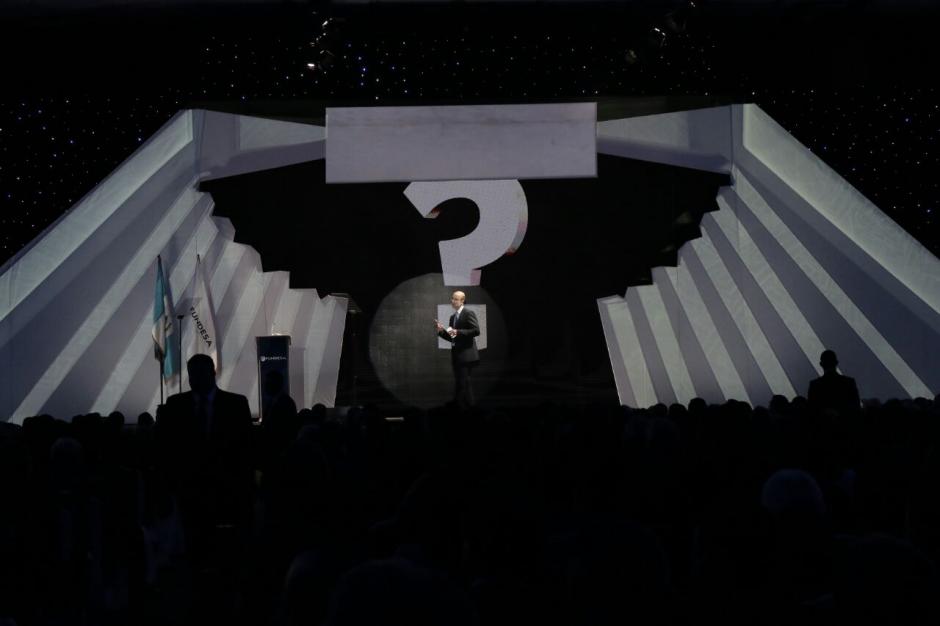 La intervención de Carlos Colom dejó preguntas sin responder para poder avanzar en la propuesta del nuevo modelo de contratación de obra pública. (Foto: Alejandro Balán/Soy502)