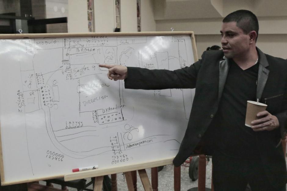 Marvin Montiel Marín "El Taquero" declaró apoyado de una pizarra. (Foto: Alejandro Balán/Soy502). 