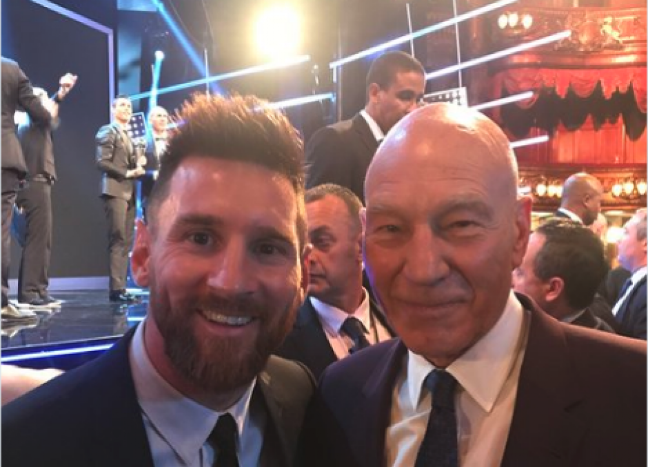 Esta es la fotografía que se tomaron durante la gala de la entrega del premio The Best. (Foto: Twitter/@SirPatStew)