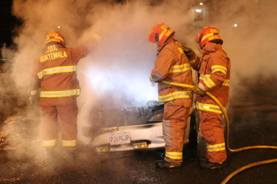 Un vehículo se incendió en la 8.ª calle y calzada Atanasio Tzul, en la zona 12 capitalina. (Foto: Bomberos Municipales)