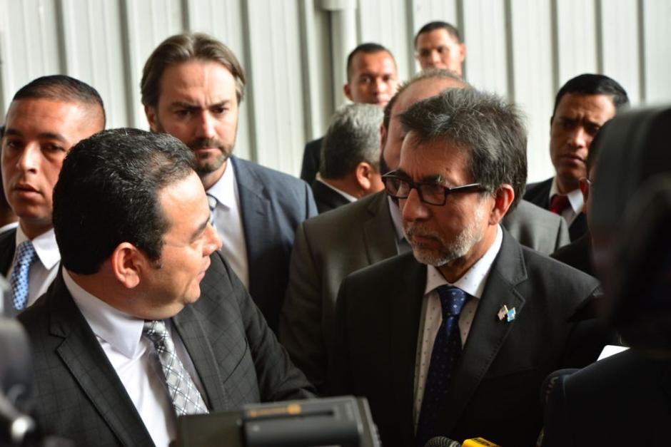 El presidente Jimmy Morales coincidió por primera vez en un acto público con el embajador de EE.UU., Luis Arreaga. (Foto: Jesús Alfonso /Soy502)