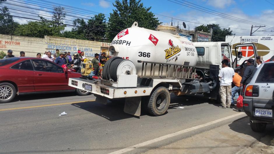 El conductor de un camión repartidor de gas se quedó atrapado en la cabina tras un accidente de tránsito en San José Villa Nueva. (Foto: Facebook/NOTI SAN JOSE V.N.)