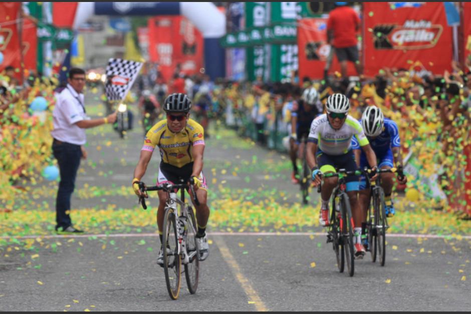 Celso Ajpacajá, del equipo Hino One La Red de Guatemala, es el nuevo líder de la Vuelta Ciclística 2017. (Foto: CDAG)