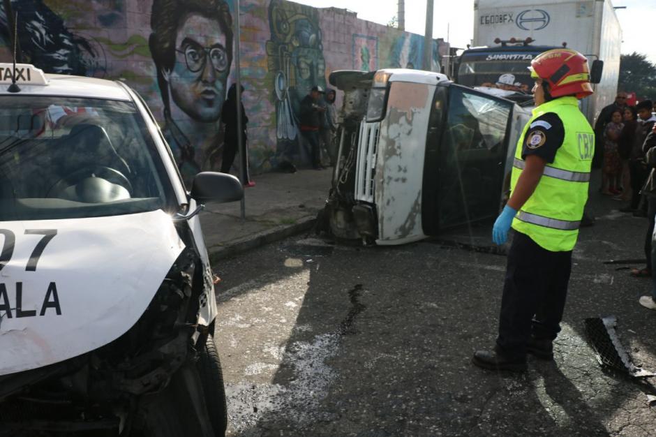 Un vehículo volcó en la 14 avenida y 14 calle de la colonia La Reformita en la zona 12 capitalina. (Foto: Bomberos Municipales)