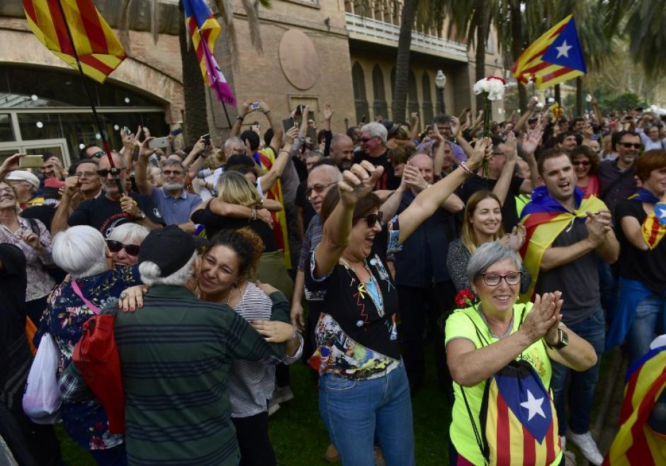 El Parlamento catalán proclamó este viernes una "república" constituida como "Estado independiente y soberano" y propuso entablar negociaciones inmediatas con el Estado español. (Foto: AFP)