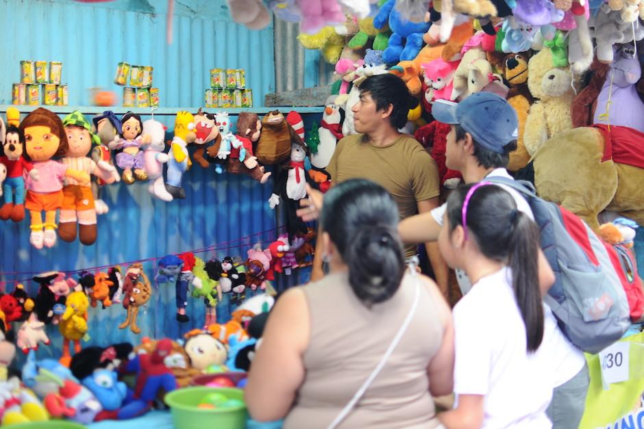 Estas son las razones por las que a veces es imposible ganar uno de esos enormes y atractivos peluches en las ferias. (Foto: Archivo/Soy502)