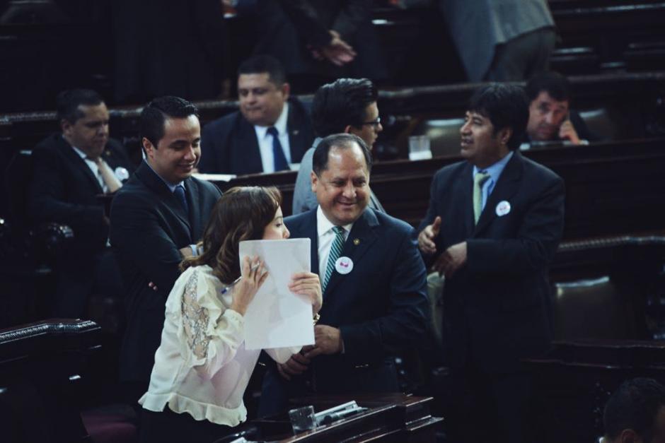 Varios diputados recibieron papeles con los números de los candidatos que resultarían electos. (Foto: Jesús Alfonso/Soy502)