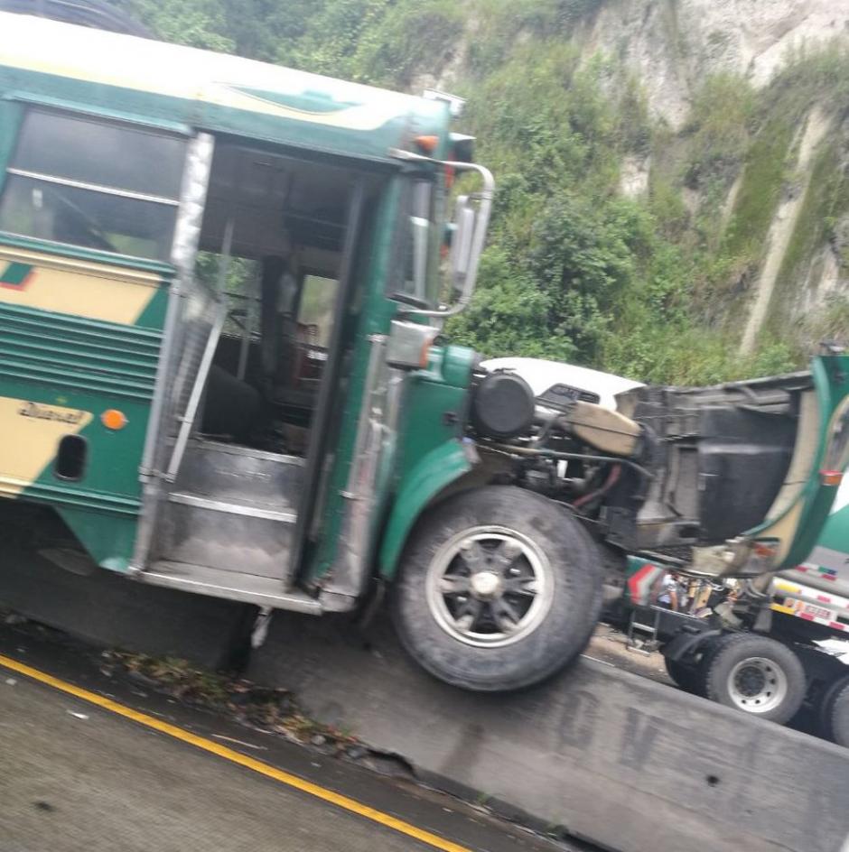Varios vehículos estuvieron involucrados en un accidente de tránsito en la bajada de Villa Lobos, entre ellos dos autobuses. (Foto: @notisanjose)