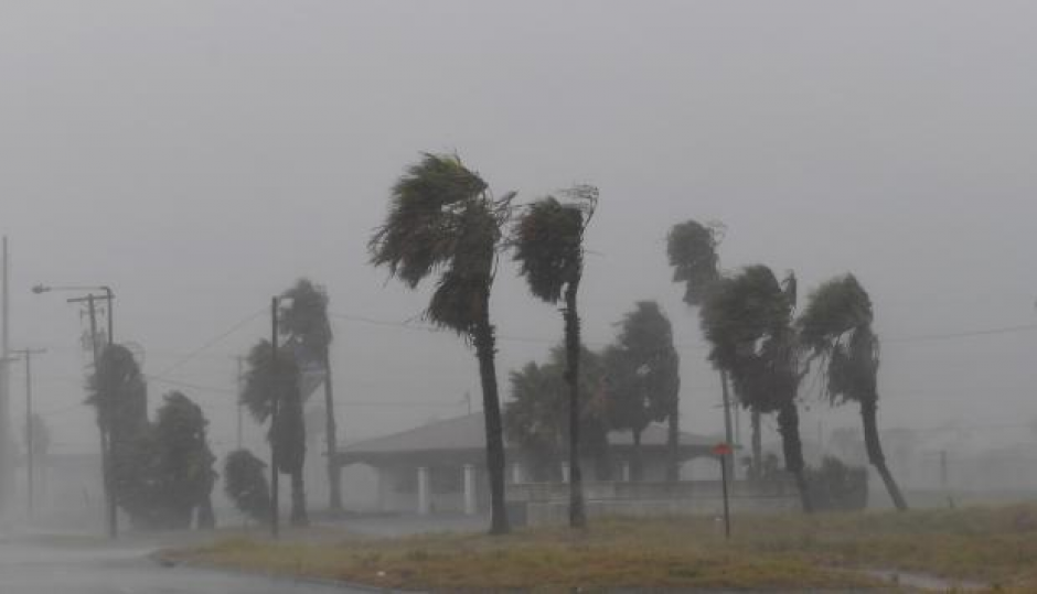 Según expertos, el cambio climático ha influido en el aumento de la fuerza de los fenómenos tropicales, aunque estos sean cada vez menos frecuentes. (Foto: AFP)