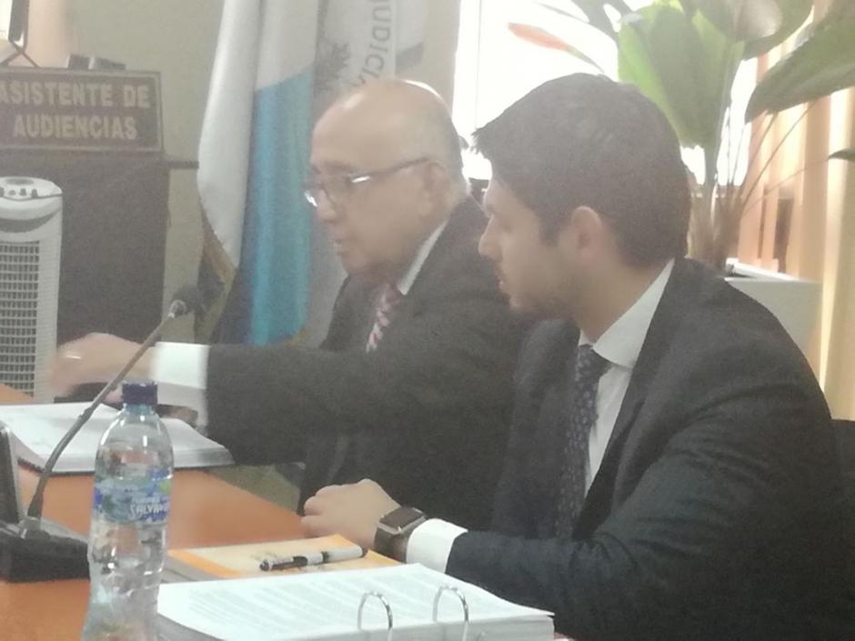 El exmagistrado de la CSJ junto a su abogado defensor en la audiencia de primera declaración. (Foto: cortesía). 