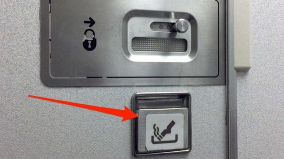 A pesar de las restricciones los fabricantes de aviones siguen incorporando ceniceros en los baños. (Foto: Infobae) 