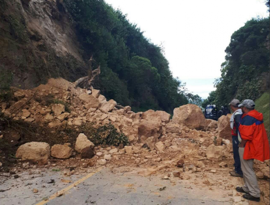 Varios tramos carreteros sufrieron daños tras el terremoto que sacudió Guatemala. En la imagen, un deslizamiento de rocas en Totonicapán. (Foto: Stereo100)