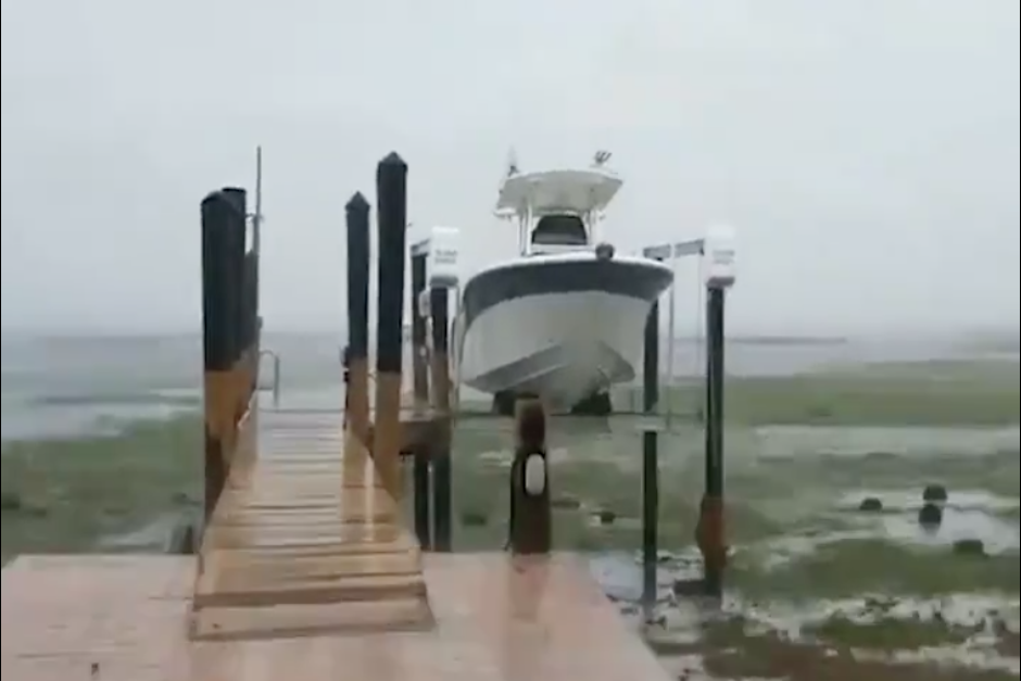 Una embarcación quedó encallada en el muelle tras el retiro del agua de la playa. (Imagen: Twitter/@ABC)