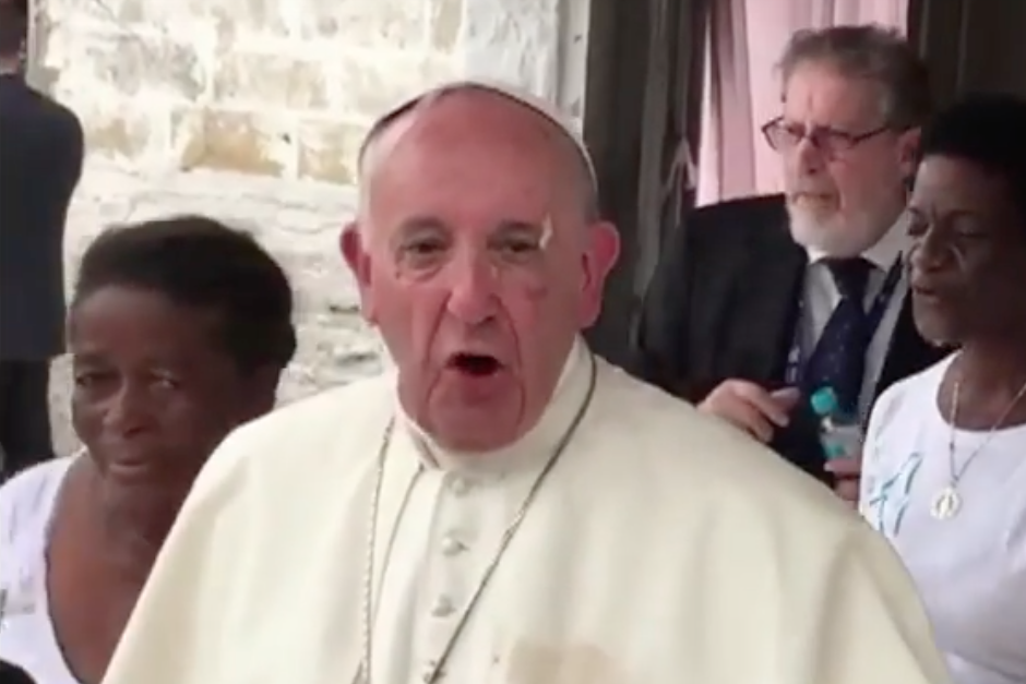 La mujer de la izquierda habría sido quien atendió la herida del papa según el Vaticano. (Imagen: captura de pantalla)