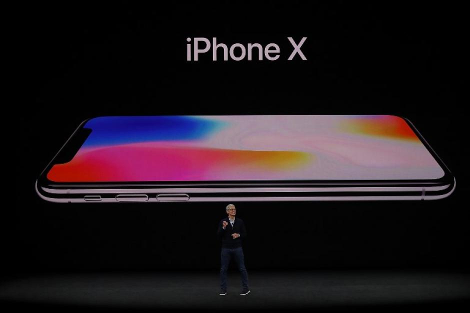 Apple presentó tres teléfonos nuevos este martes las nuevas versiones del iPhon 8 y 8 Plus, pero la estrella era el iPhone X, la edición de aniversario. (Foto: AFP)