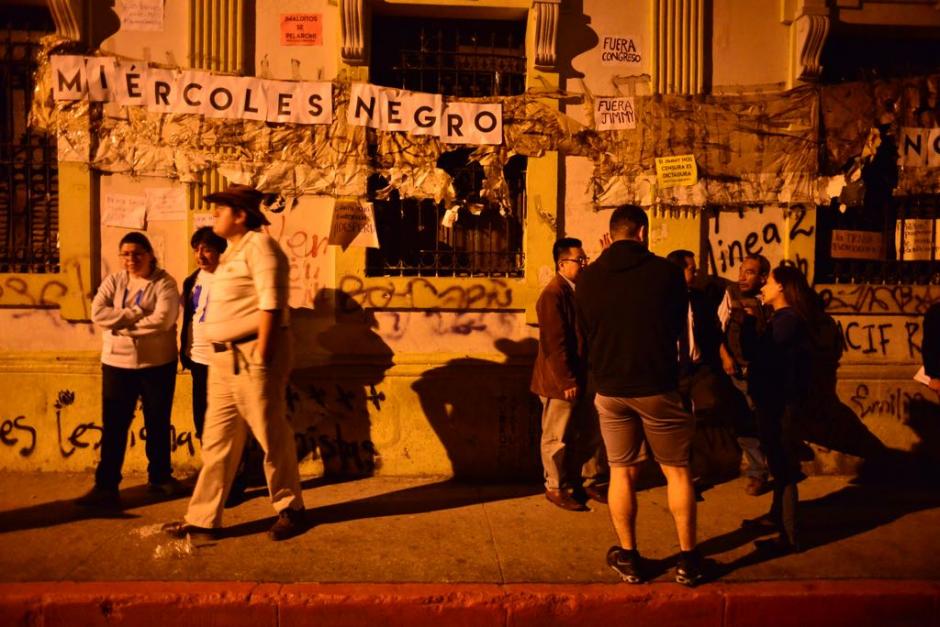 Un grupo de manifestantes calificó como "Miércoles Negro" lo sucedido en el Congreso. Las diferentes cámaras empresariales piden a Jimmy vetar las reformas aprobadas por el Congreso. (Foto: Jesús Alfonso/Soy502)