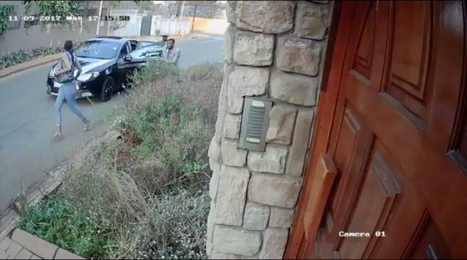 La joven salió ilesa del asalto y salvó su tesis. (Foto: YouTube)