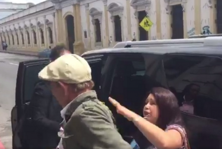 El video de la agresión causó indignación en redes sociales. (Foto: captura Twitter) 