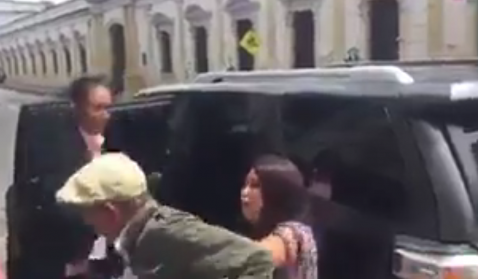 La mujer que agredió al anciano fue identificada. (Foto: captura de pantalla) 