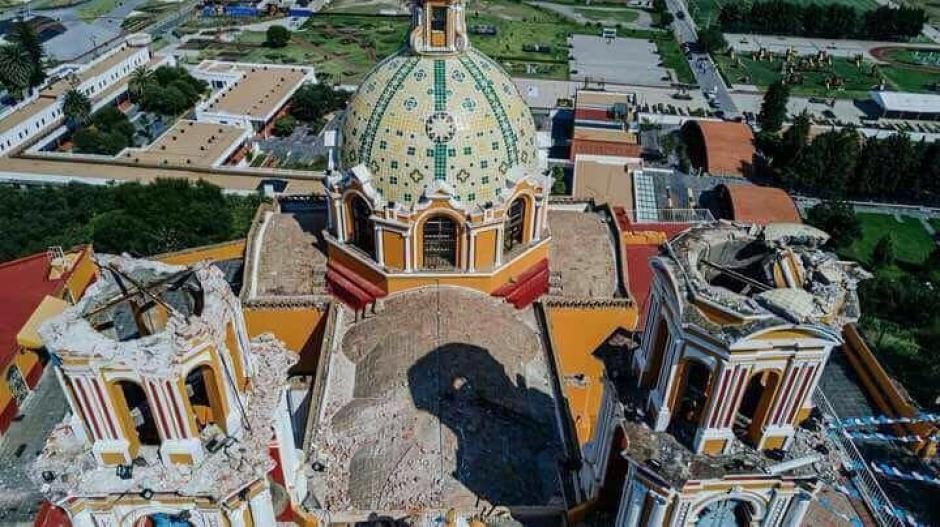 Las torres de la iglesia de Cholula sufrieron daños tras el fuerte terremoto que sacudió a México el martes recién pasado. (Foto: @elpais_america)