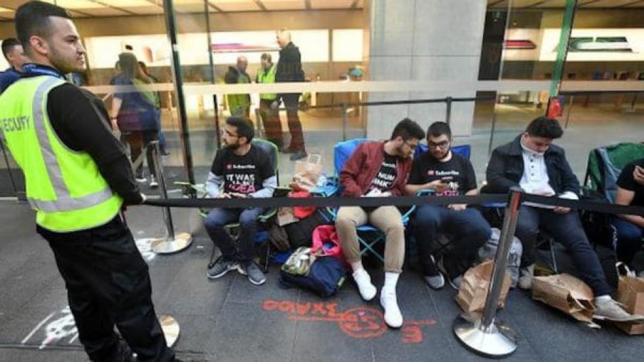 Mazen y sus amigos acamparon durante diez días afuera de una tienda de Apple. (Foto: archivo)