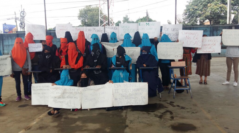 Los estudiantes sancarlistas del Centro Universitario de Chimaltenango dieron a conocer su oposición a que la diputada Eva Monte sigan dando clases. (Foto: Twitter @PrimeraLineaDX). 