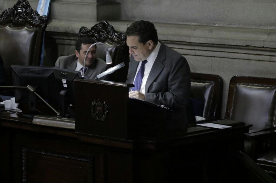 El diputado Boris España leyó la Ley de Alimentación Escolar, previo a que terminara su aprobación, sin que se entendiera lo que decía. (Foto: Alejandro Balán/Soy502)