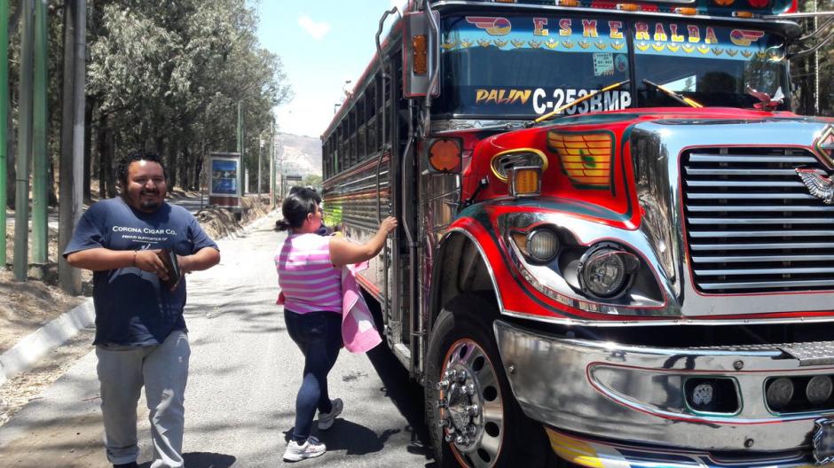 La acompañante de un motorista fue obligada a bajar de la motocicleta y viajar en un autobús. (Foto: @SantosDalia)