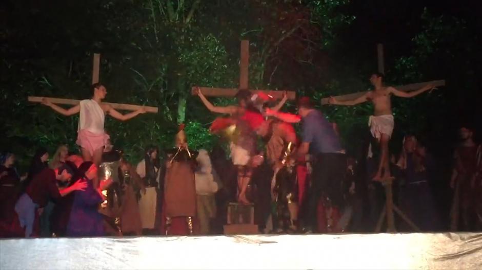 Un sujeto agrede a un actor en viacrucis en Brasil. (Foto: Captura de video)