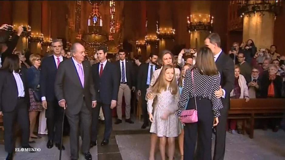 MIra el tenso momento entre la reina Letizia y doña Sofía en la misa de Pascua. (Foto: captura de pantalla) 