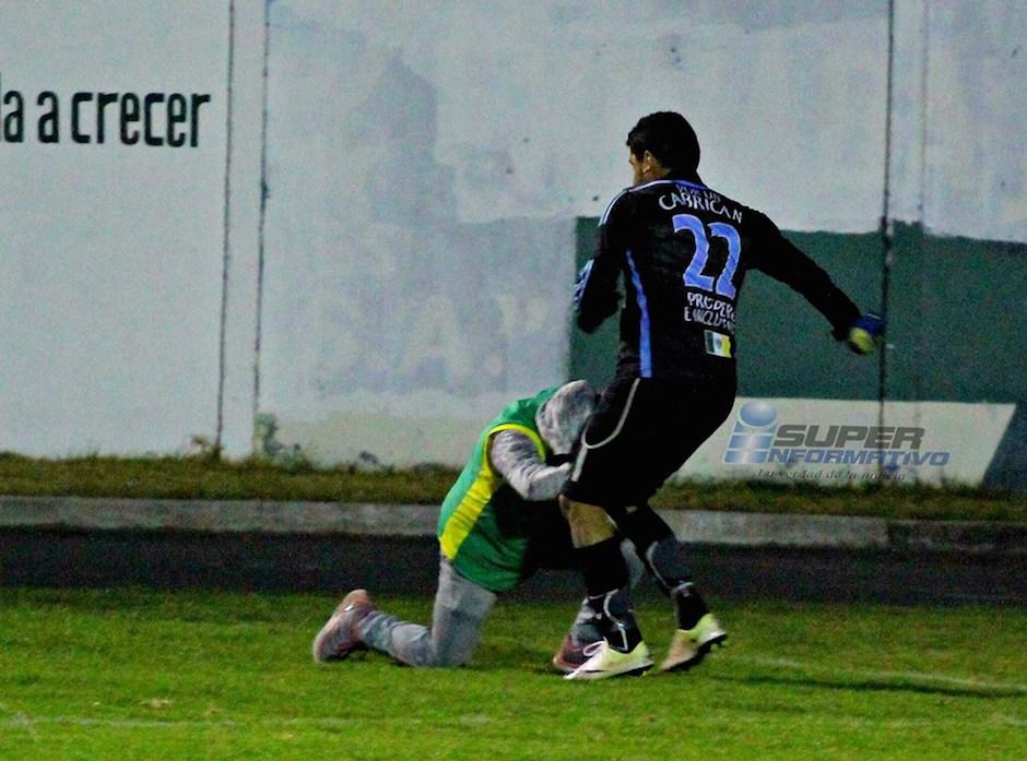Momento en el que el portero Hugo Cabrera agrede al joven alcanzabolas. (Foto: SuperInformativo)