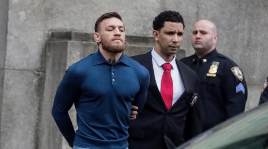 Conor McGregor esposado tras ser llevado ante un juez en Nueva York acusado de tres delitos. (Foto: Captura de video)
