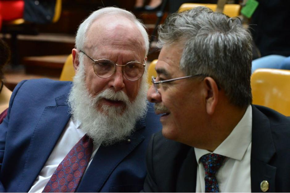 Los dos candidatos conversaron antes de que les tocara su turno de entrevista ante la comisión postuladora. (Foto: Jesús Alfonso/Soy502)