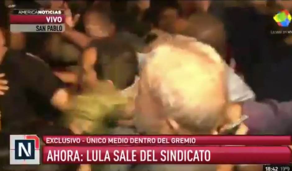 El expresidente salió a pie entre la multitud que le pedía que no se entregara. (Foto: Twitter)