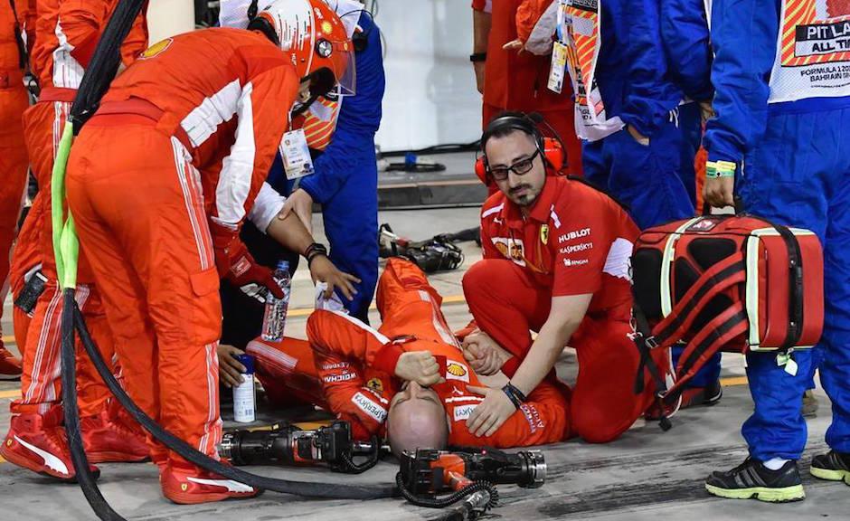 Tras el accidente, el mecánico fue auxiliado por compañeros y paramédicos. (Foto: AFP)