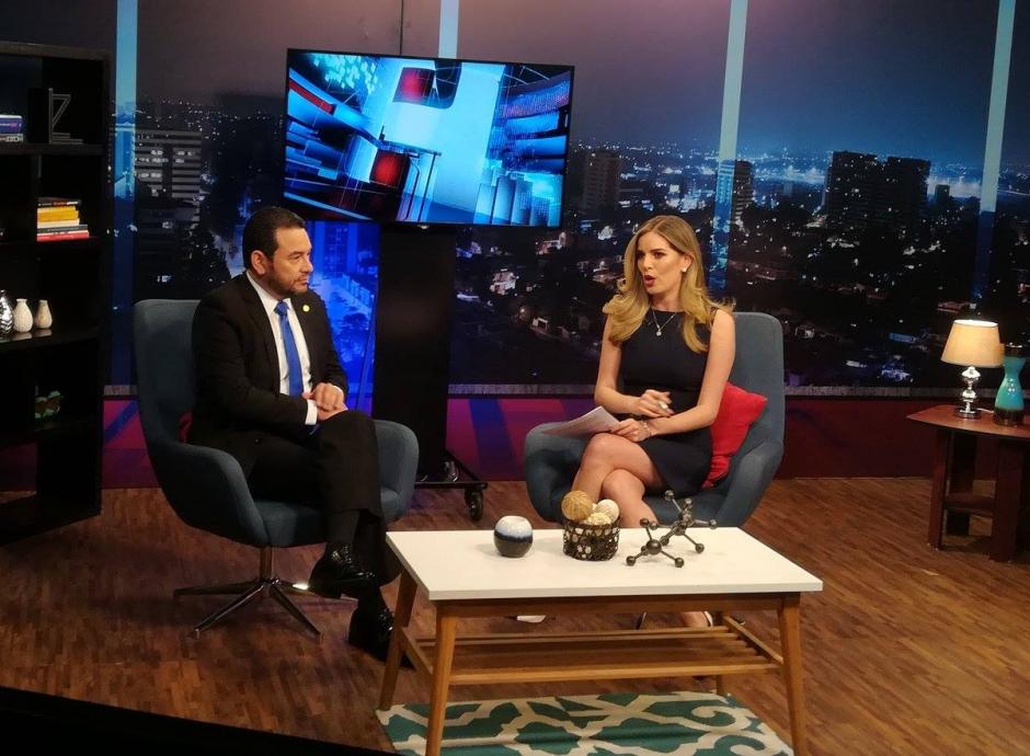 El presidente Jimmy Morales se disgustó durante una entrevista sobre la Consulta Popular. (Foto: Azteca Guate)