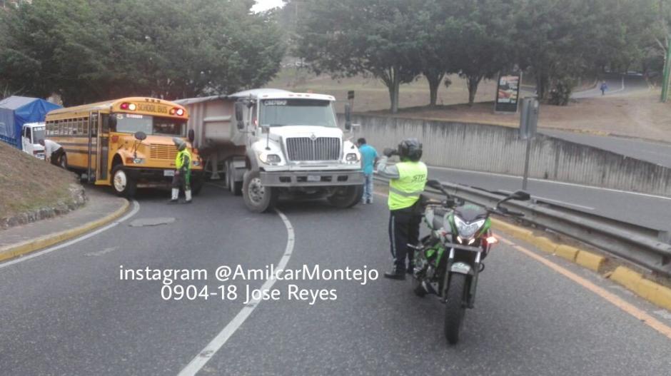 Un tráiler averiado en el Trébol de Vista Hermosa genera complicaciones de tránsito en varias zonas. (Foto: Amilcar Montejo)