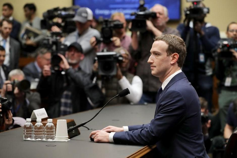 El fundador de Facebook se quedó sin palabras con una simple pregunta que dejó en evidencia el error que su empresa cometió. (Foto: AFP)