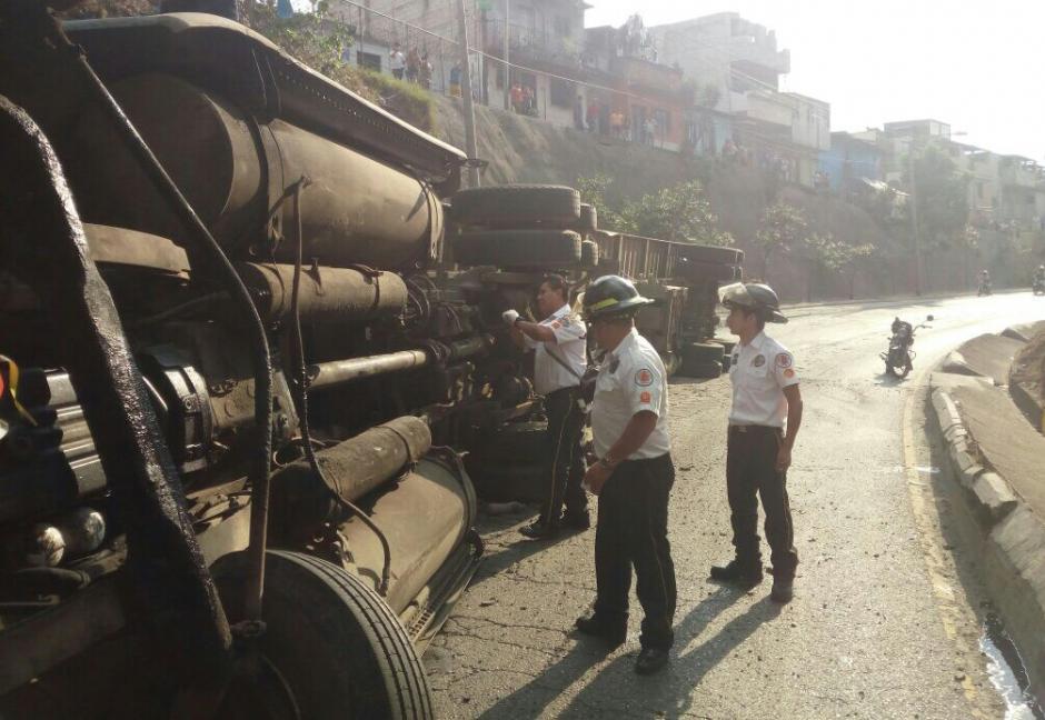 Un tráiler volcó y obstruye ambos carriles antes del puente "La Ruedita" en dirección nororiente. (Foto: Bomberos Voluntarios)