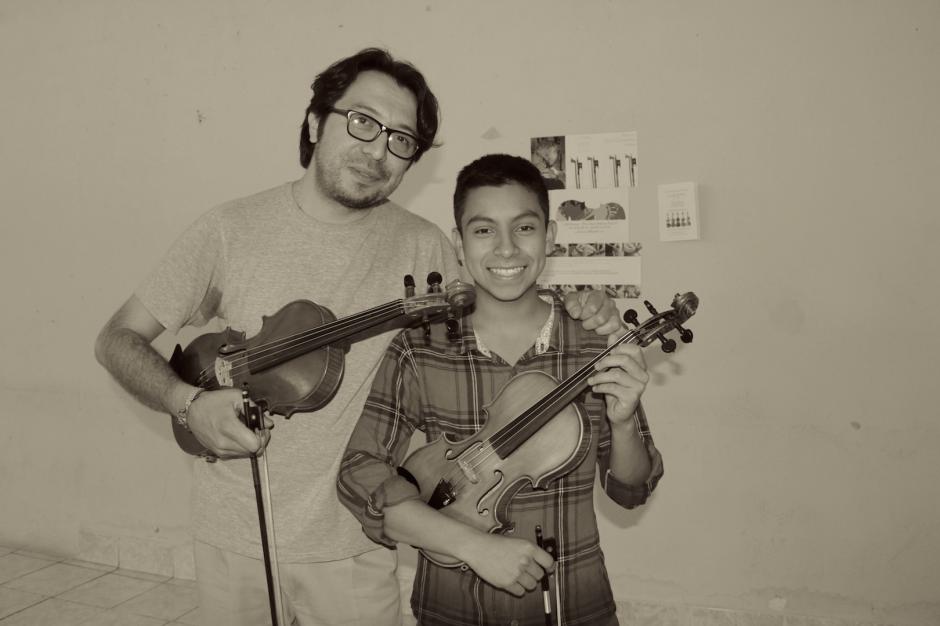 El artista guatemalteco compartía con los jóvenes su conocimiento y su talento musical. (Foto: Fredy Hernández/Soy502)