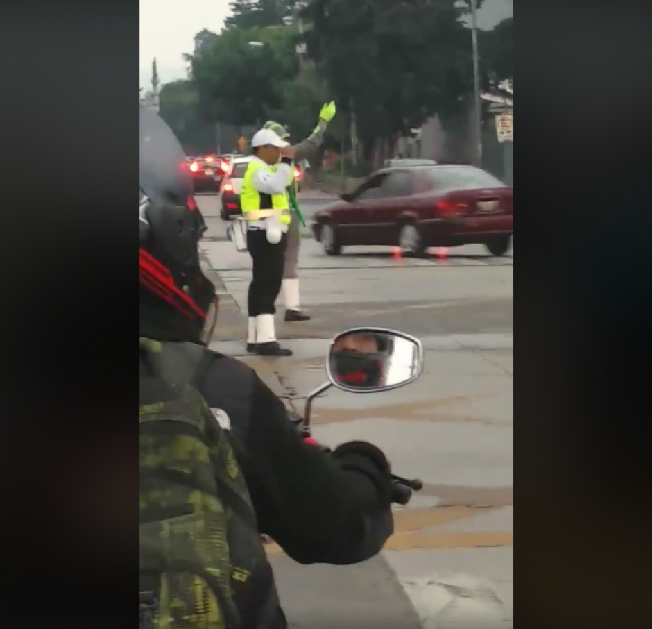 Video de agentes de la PMT que no dan vía a una ambulancia genera polémica en redes sociales. (Foto: Captura de video)