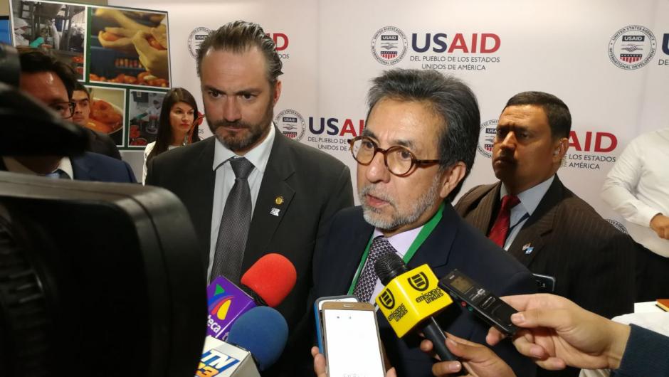 El embajador de EE. UU. en Guatemala, Luis Arreaga, acudió al lanzamiento del proyecto Creando Oportunidades Económicas de la Agexport y de la USAID. (Foto: Jessica Gramajo/Soy502)