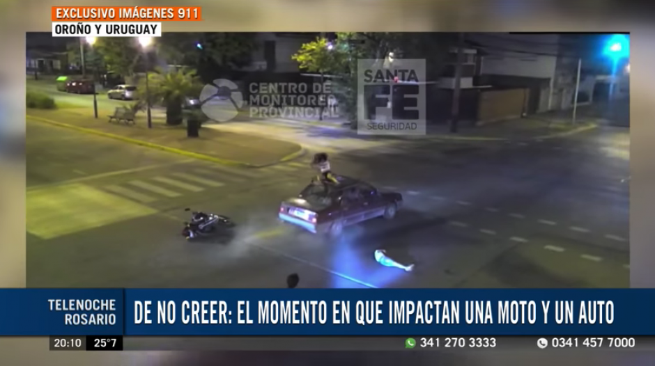 La muchacha quedó sentada en el techo del carro y su acompañante en el suelo. (Foto: captura de video)