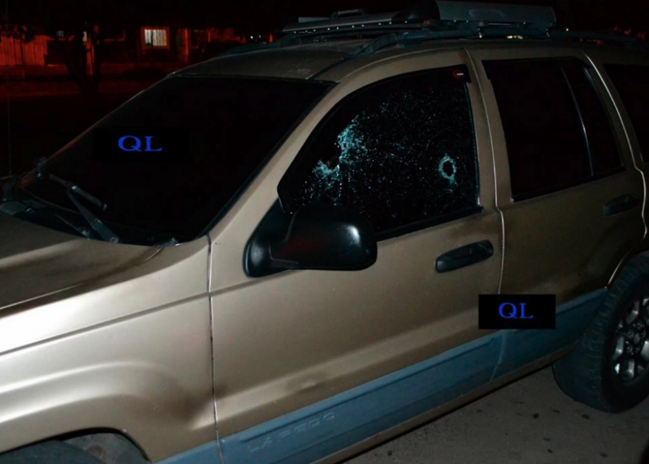 En su vehículo fueron atacados a balazos por sujetos desconocidos. (Foto: TCN canal 2 Quiché) 