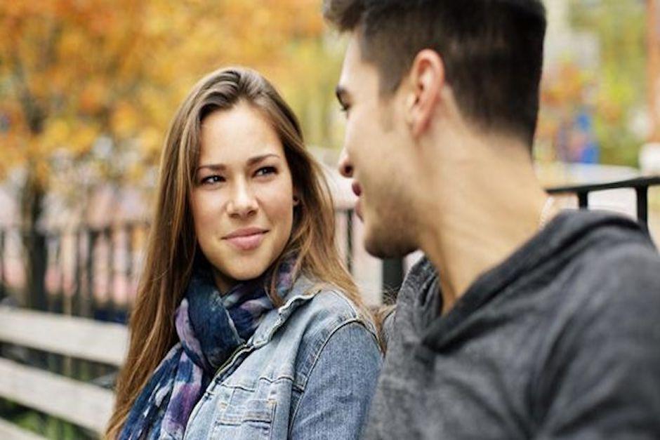 Bajar la mirada a otra persona está ligado a la timidez, pero tiene relación con el cerebro. (Foto: Computer Hoy)