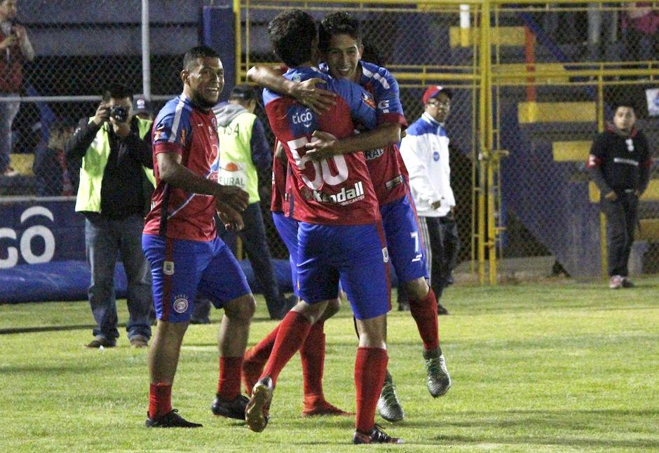 Edgar Macal es felicitado por sus compañeros, tras poner a ganar a Xelajú MC. (Foto: Xelajú MC)