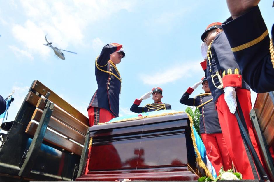 El cuerpo del alcalde Álvaro Arzú fue llevado frente al Palacio Nacional de la Cultura en donde le rindieron honores. (Foto: Jesús Alfonso/Soy502)