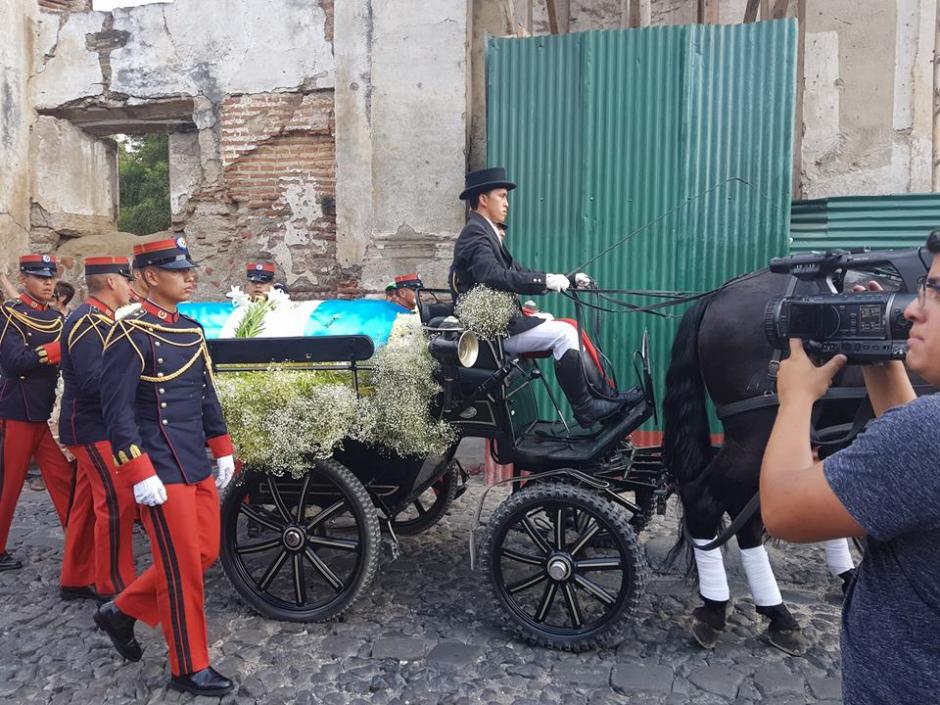 El cuerpo de Álvaro Arzú fue trasladado en un Carruaje en su trayecto por la Antigua Guatemala, donde descansarán sus restos mortales. (Foto: Noticiero El Gráfico de Sacatepéquez)