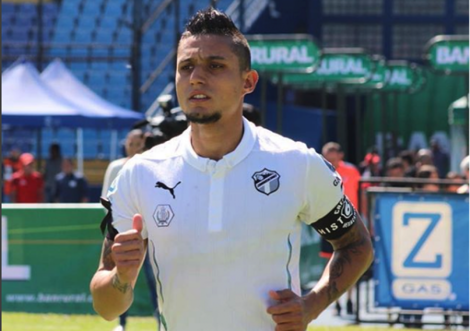 Jorge Aparicio, jugador de Comunicaciones, es acusado de agredir a una periodista de Quetzaltenango. (Foto: Instagram)